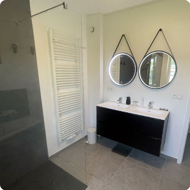 renovation de salle de bain a liege avec evier a deux vasques et douche italienne