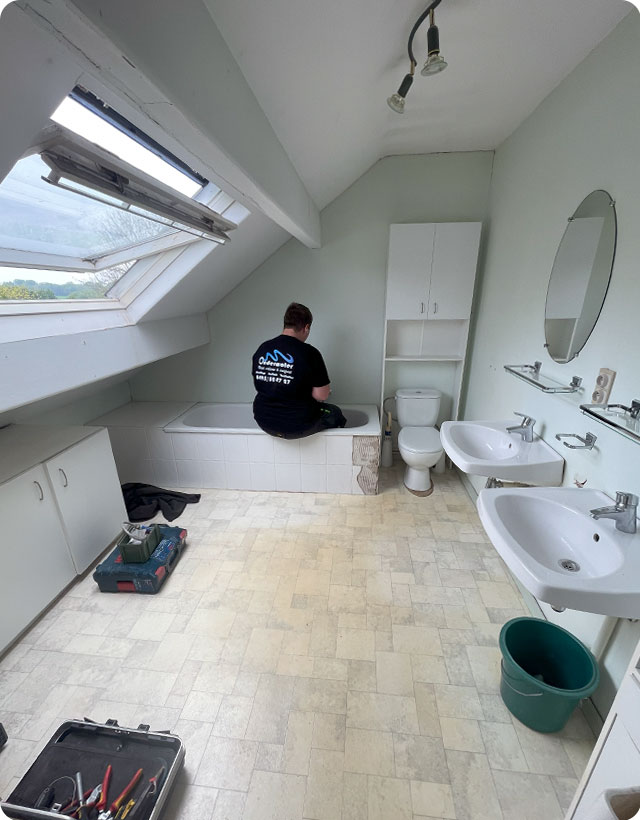 salle de bain avec baignoire sous les toits dans la région de Liège avant les travaux