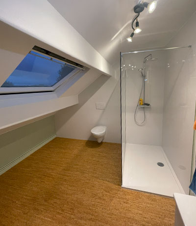 salle de bain rénovée avec douche à l'italienne