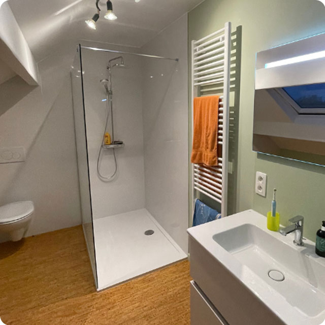 salle de bain rénovée avec douche à l'italienne