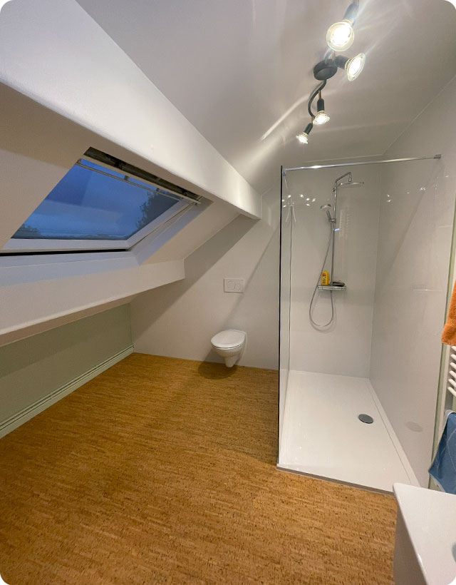 salle de bain rénovée avec douche à l'italienne